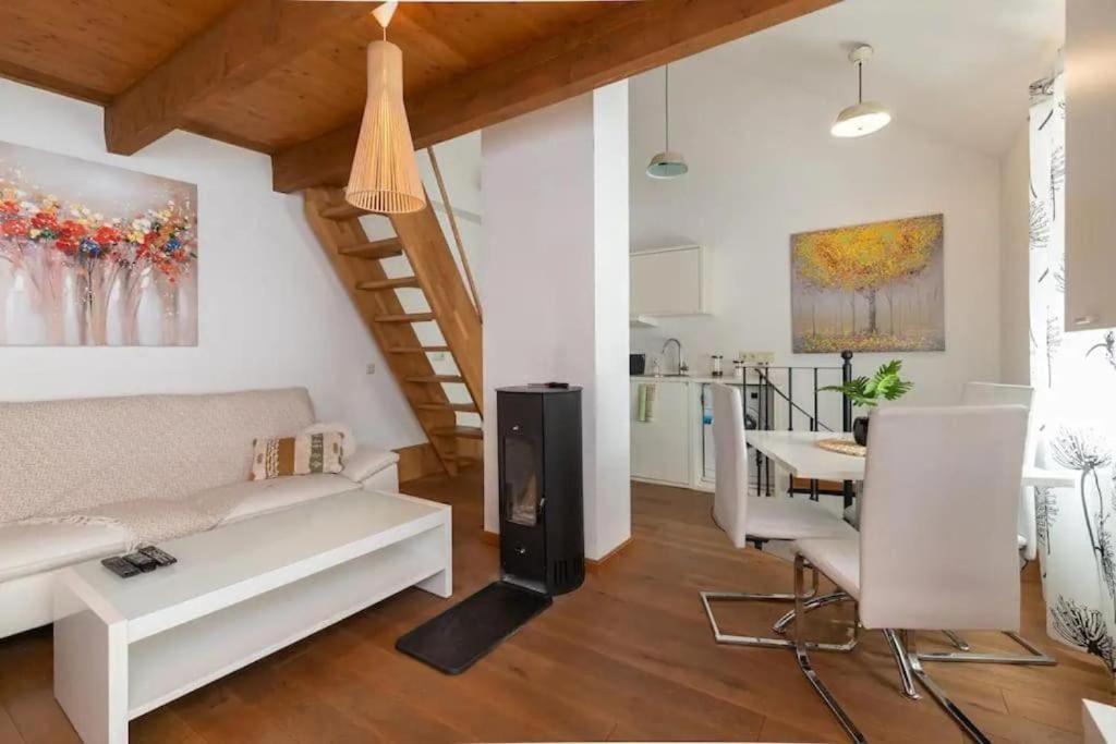 Cozy 3 Story House In Old Town *